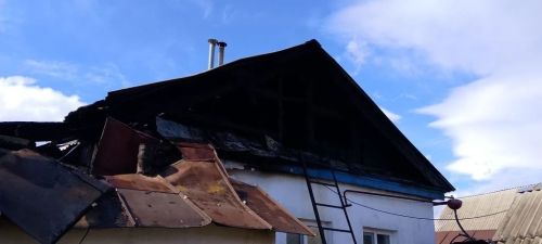 В Буинске пожар уничтожил крышу дома и надворные постройки   (+фото)