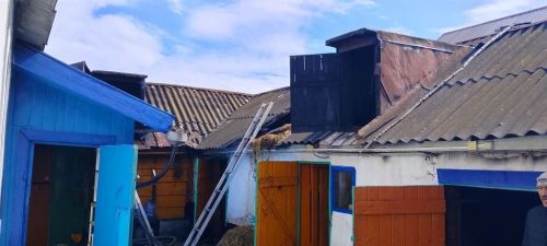 В Буинске пожар уничтожил крышу дома и надворные постройки   (+фото)