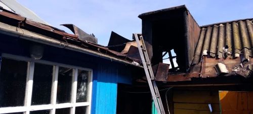 В Буинске пожар уничтожил крышу дома и надворные постройки   (+фото)