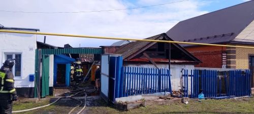 В Буинске пожар уничтожил крышу дома и надворные постройки   (+фото)