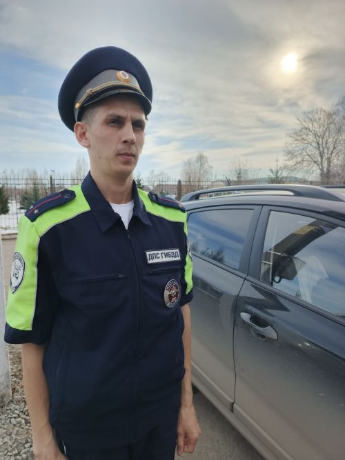Лейтенант полиции Буинского отделения ГАИ Ранис Гиматдинов. Это он, “прокатившись” на капоте «Мерседеса», заставил водителя остановиться
