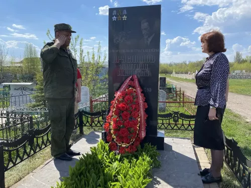 Сегодня, в рамках общественно-патриотической акции «Вахта Памяти», состоялось торжественное возложение венков к солдатским перезахоронениям (+фото)