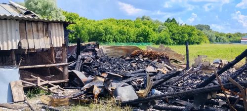 В селе Мокрая Савалеевка Буинского района сгорели сараи двух соседей