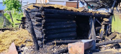 В селе Мокрая Савалеевка Буинского района сгорели сараи двух соседей