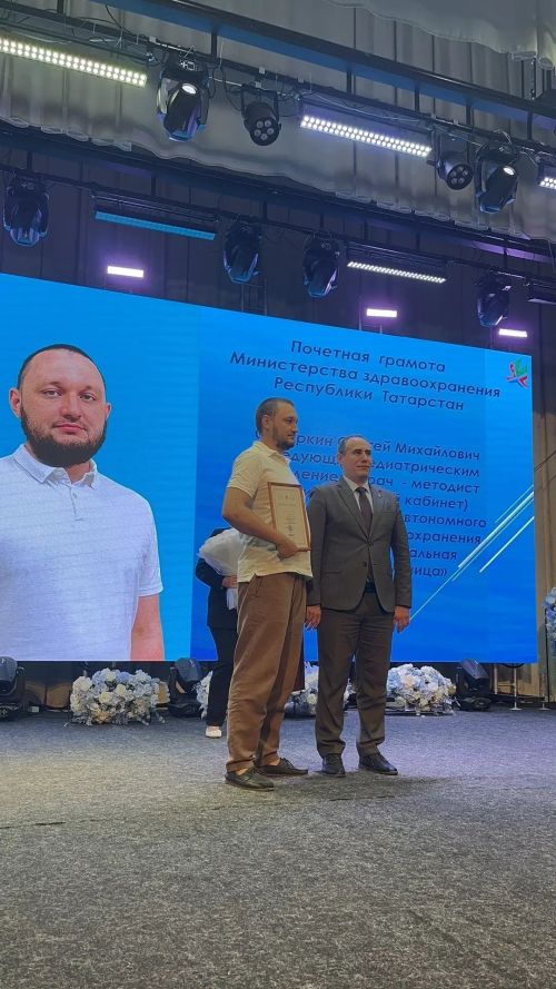 В Буинске поздравили медиков: награды, слова благодарности и легендарная песня «Ак чәчәкләр»