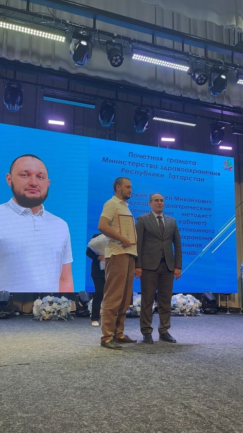 В Буинске поздравили медиков: награды, слова благодарности и легендарная песня «Ак чәчәкләр»