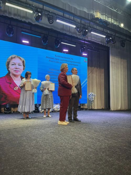 В Буинске поздравили медиков: награды, слова благодарности и легендарная песня «Ак чәчәкләр»