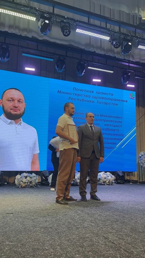 В Буинске поздравили медиков: награды, слова благодарности и легендарная песня «Ак чәчәкләр»