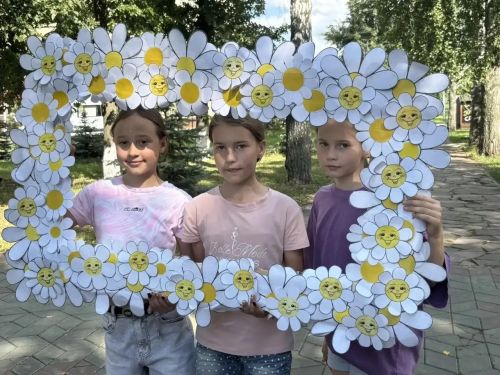 Сегодня в Молодежном парке семейным парам предложили сделать памятные фотографии в рамке с ромашками