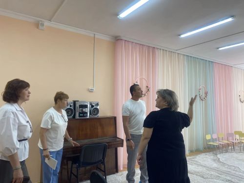 Сады, утопающие в цветах, классы, готовые к учебному году. Руководство Буинского района проверило готовность образовательных учреждений к новому учебному году