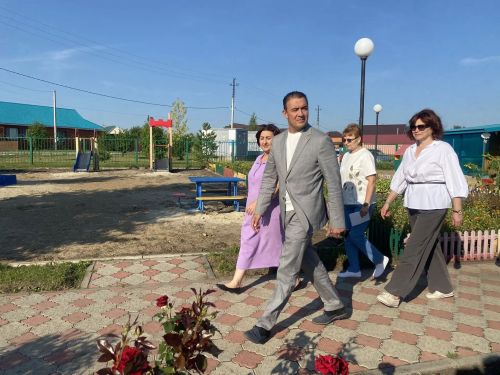 Сады, утопающие в цветах, классы, готовые к учебному году. Руководство Буинского района проверило готовность образовательных учреждений к новому учебному году