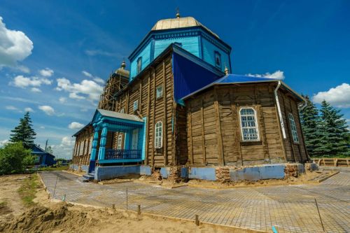 Строители и реставраторы обновляют церковь в селе Большое Фролово Буинского района