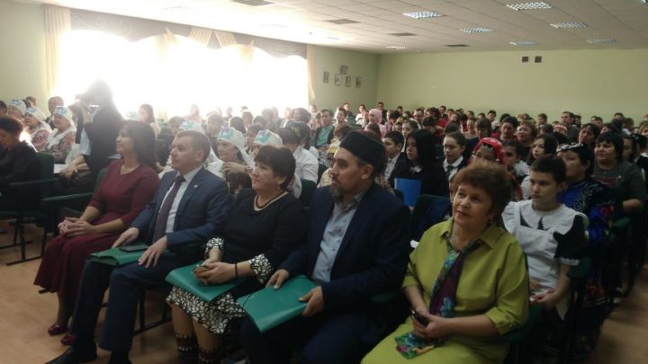 Сегодня в Буинске проходит V межрегиональная научно-практическая конференция "Шәҗәрәләр - нәсел агачы" (фоторепортаж)