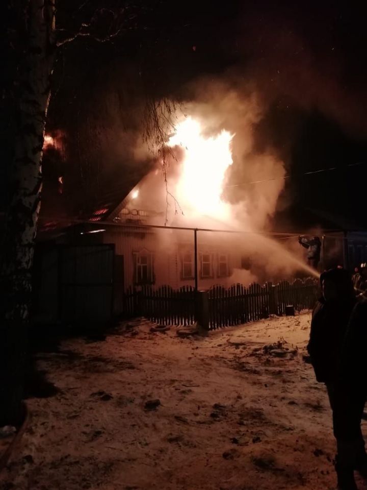 Сегодня ночью в Буинске сгорел дом (+фото)