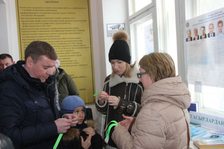 Глава Буинского района Марат Зяббаров на выборы Президента РФ пришел с семьей (фоторепортаж)