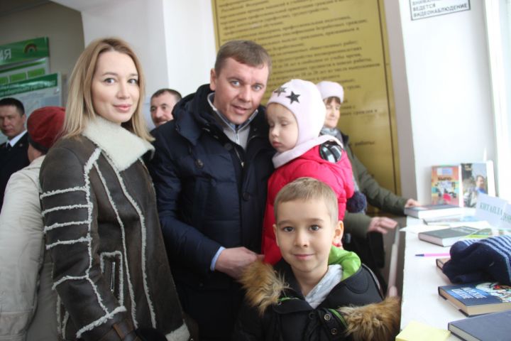 Глава Буинского района Марат Зяббаров на выборы Президента РФ пришел с семьей (фоторепортаж)