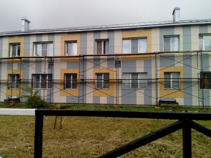 В Буинске по программе капитального ремонта дом обкладывают керамогранитом (+фото)