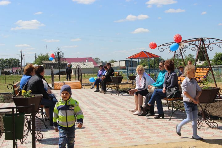 В селе Кият открылась детская площадка и аллея молодоженов
