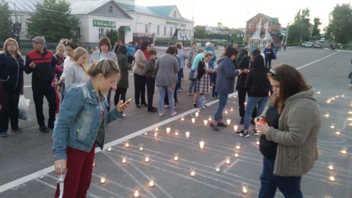 В Буинске прошла акция "Зажги Свечу памяти"