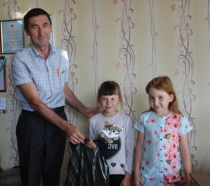 Руководитель “Буинск-информ» поздравил детей сотрудников, которые идут в школу