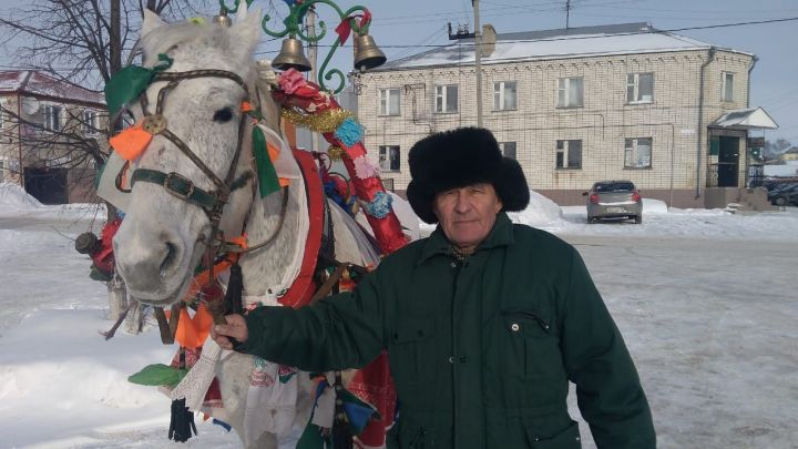 По улицам Буинска ездит украшенная лошадиная повозка (+фото)