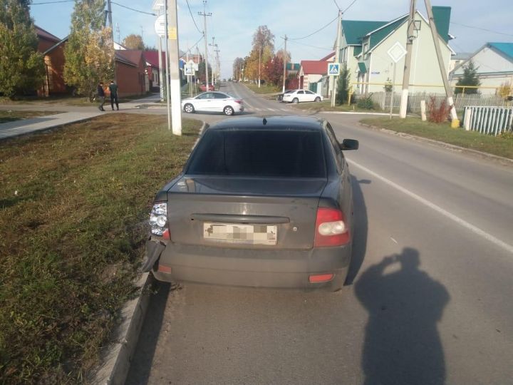 В Буинске на пересечении улиц Космовского и Энгельса столкнулись два автомобиля (+фото)