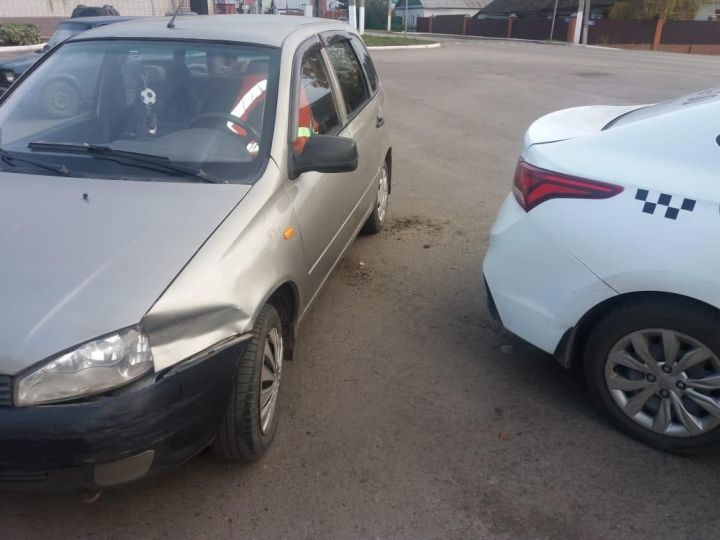 В Буинске автоледи потеряла управление и врезалась в стоявший автомобиль (+фото)