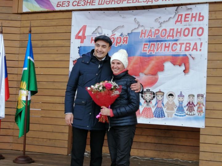 Руководитель Буинского района поздравил Люцию Ахметзянову 
