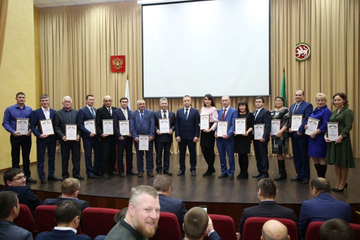 В Минсельхозпроде РТ объявили 100 лучших работников аграрной отрасли Татарстана: одним из победителей стал специалист из Буинского района