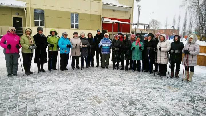 В Буинске организован мастер – класс по скандинавской ходьбе для пожилых (+фото)
