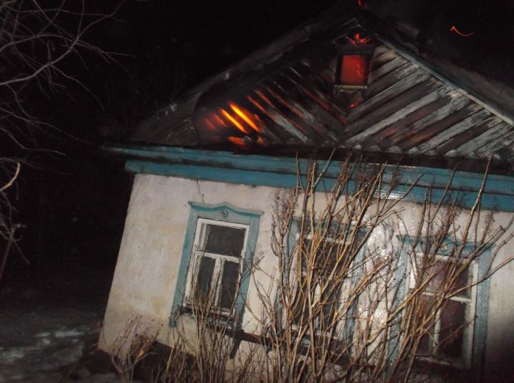 В деревне Тат. Пимурзино Буинского района в праздничный вечер горел дом (+фото)