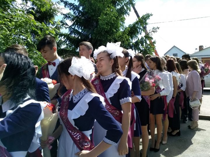 В Буинске выпускники прощаются со школой (+фото)