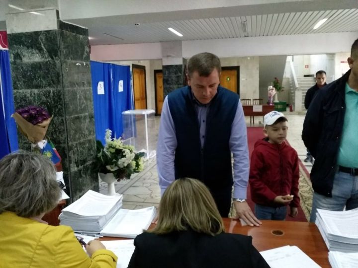 Глава Буинского района Марат Зяббаров принял участие в предварительном голосовании