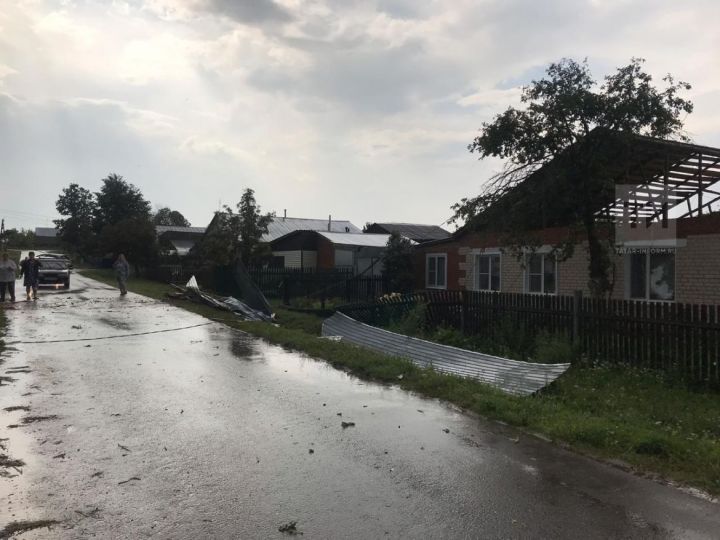 В Татарстане сильным порывом ветра сорвало крышу с частного дома (ФОТО)