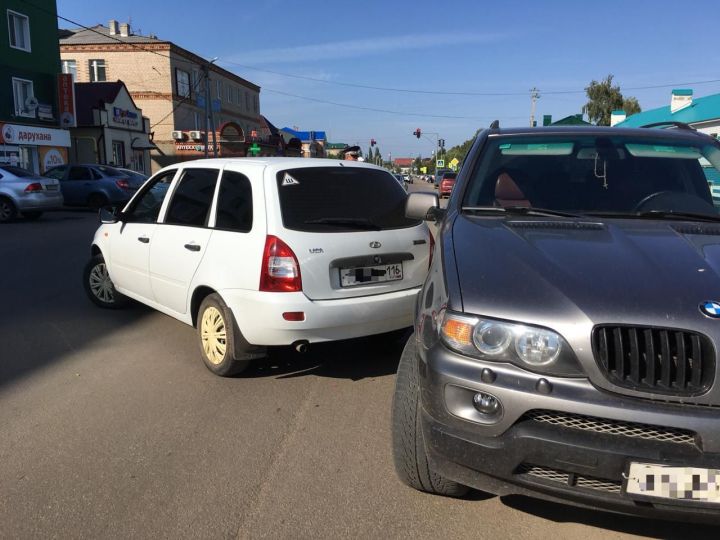 В Буинске автоледи, не посмотрев назад, врезалась в припаркованный автомобиль (+фото)