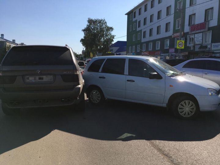В Буинске автоледи, не посмотрев назад, врезалась в припаркованный автомобиль (+фото)