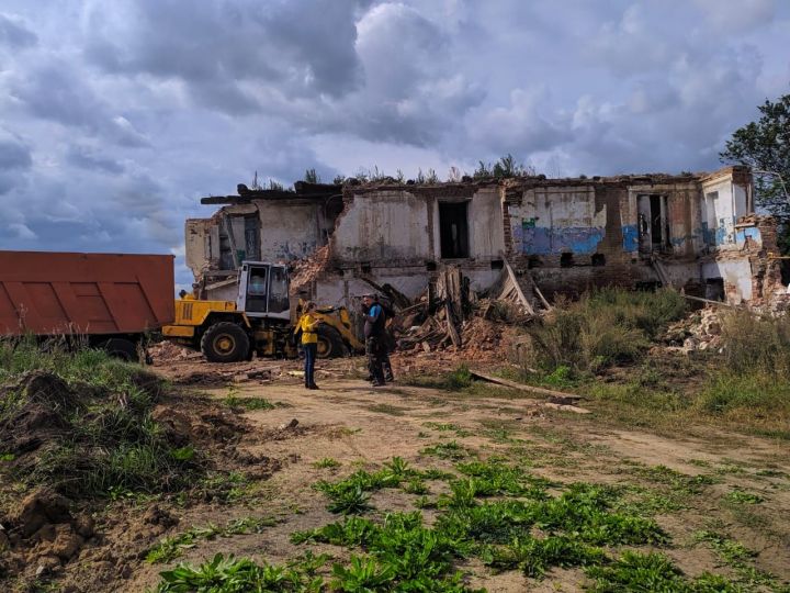 В Киятском сельском поселении ведутся работы по сносу трёх аварийных двухэтажных домов (+фото)