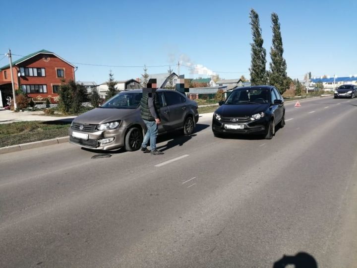 На улице Космовского столкнулись два автомобиля