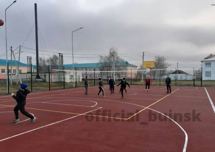 В селе Бюрганы Буинского района завершено строительство волейбольно-баскетбольной площадки