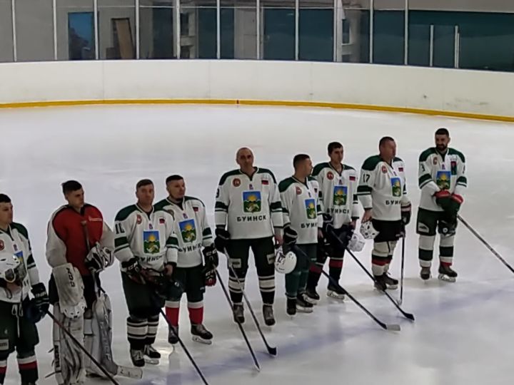 Подарки детям от хоккеистов Буинского и Дрожжановского районов
