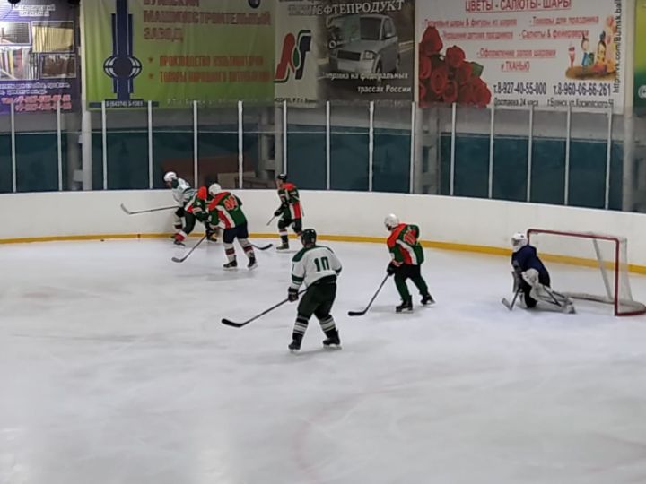 Подарки детям от хоккеистов Буинского и Дрожжановского районов