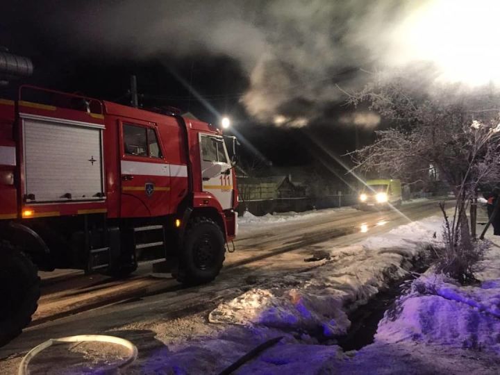 Сегодня ночью в Буинске горел дом (+фото)