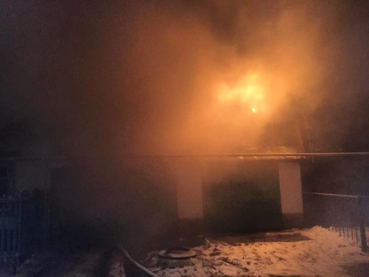 Сегодня ночью в Буинске горел дом (+фото)