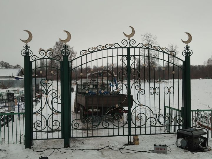 В Буинске на старом татарском кладбище установили новые ворота