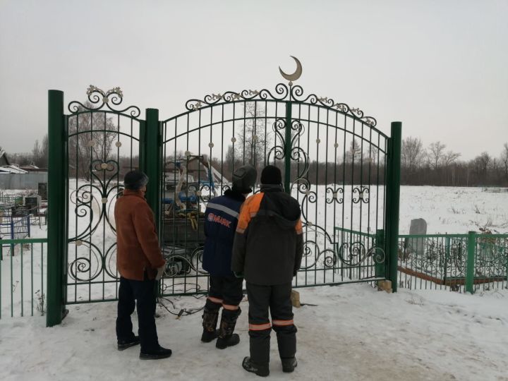 В Буинске на старом татарском кладбище установили новые ворота