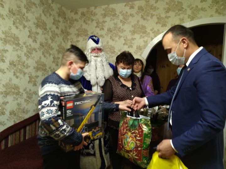 Глава Буинского района Ранис Камартдинов  вручил Радмиру новогодний подарок-тот самый конструктор о котором он мечтал