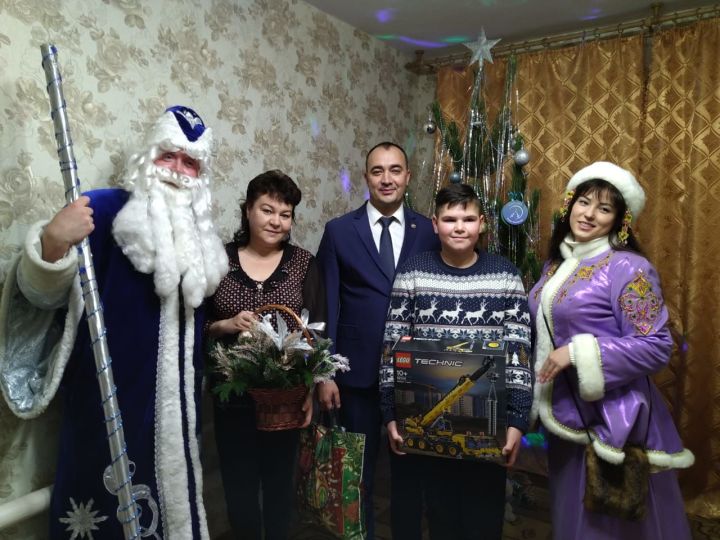 Глава Буинского района Ранис Камартдинов  вручил Радмиру новогодний подарок-тот самый конструктор о котором он мечтал