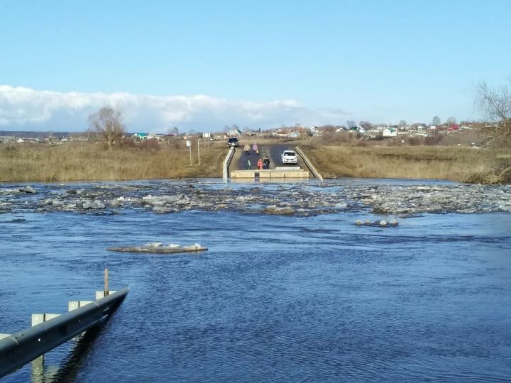 В Буинском районе на реке Свияга низководные мосты все еще под водой (+фото, видео)