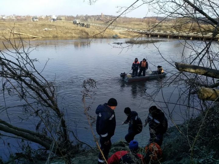 В Буинск приехали водолазы на поиск тела парня, утонувшего в Свияге (+фото)