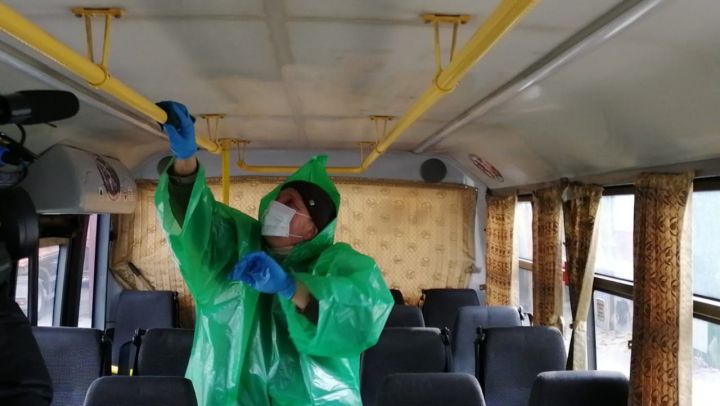 В Буинске прежде чем выпустить в рейс в автобусах проводят дезинфекцию (фото, видео)